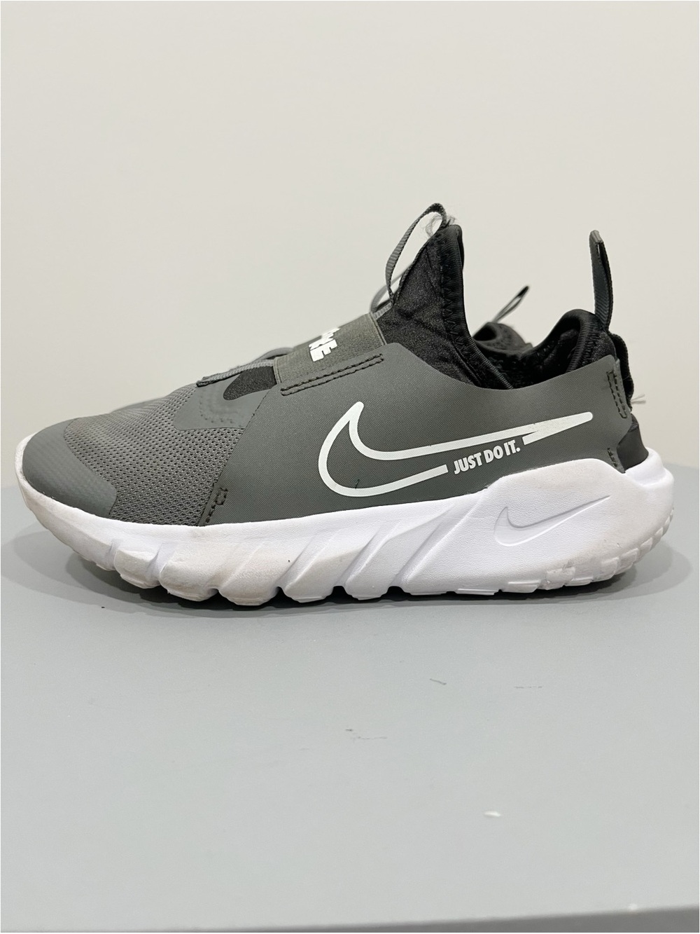 Nike Flex Runner 2 Kids Gray White Slip On Sneakers 4Y DJ6038-003
